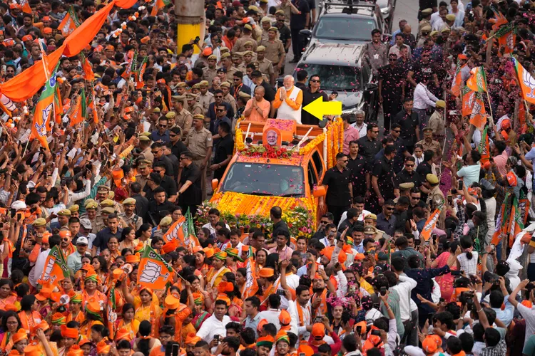 在印度部分素民眼中，莫迪（箭頭）有如印度神明。美聯社