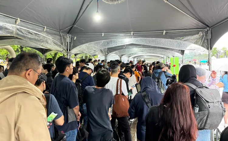 黃仁勳今晚7時演講，大批聽眾下午就排隊準備入場。趙筱文攝