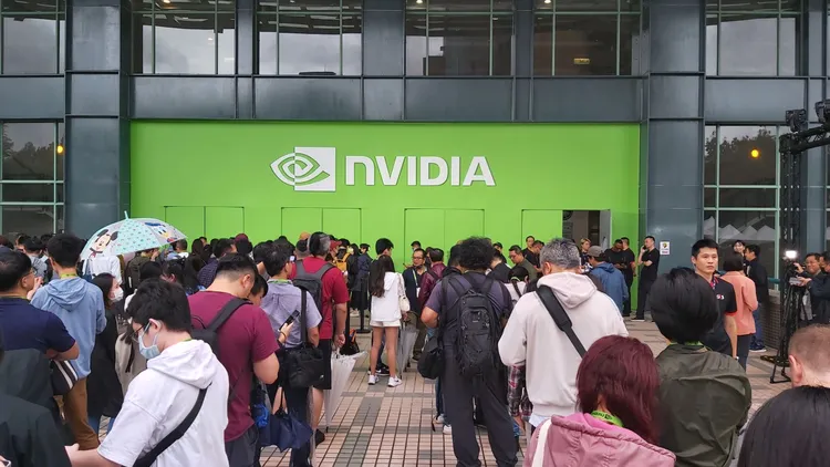 黃仁勳今晚7時演講，大批聽眾排隊入場。趙筱文攝