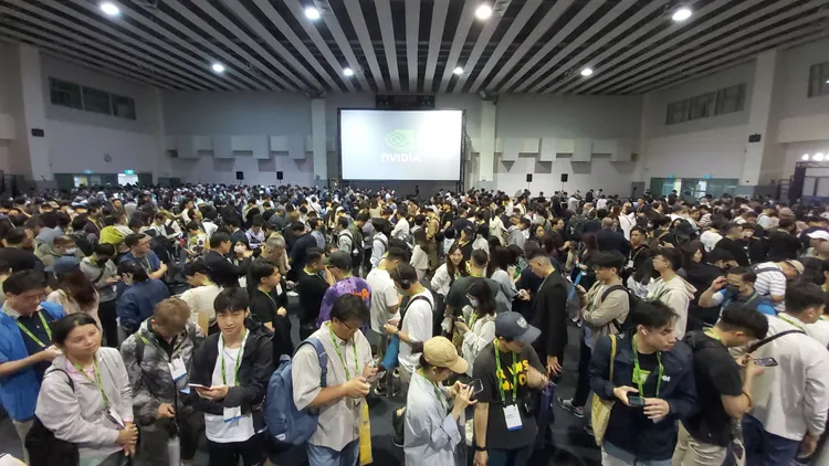 數千位民眾與上百家媒體在台大體育館內聆聽黃仁勳演講。莊宗達攝