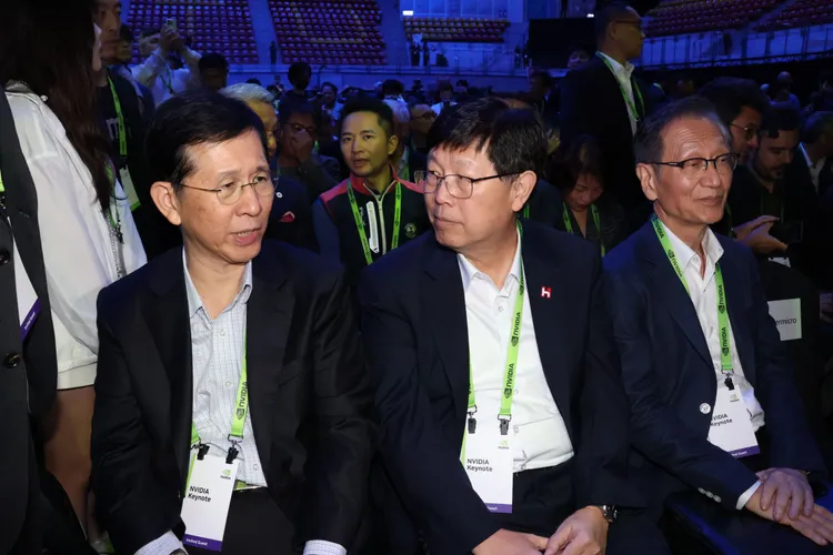 鴻海董事長劉揚偉（中）與華碩董事長施崇棠（右）。莊宗達攝