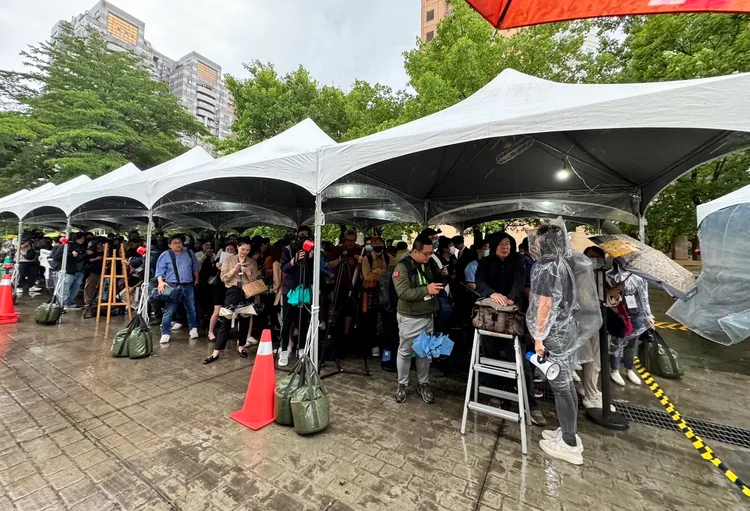 黃仁勳今晚7時演講，大批聽眾下午就排隊準備入場。趙筱文攝