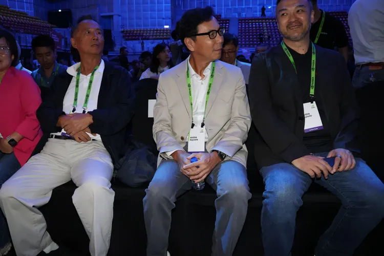 台灣大董事長蔡明忠（圖中）。莊宗達攝