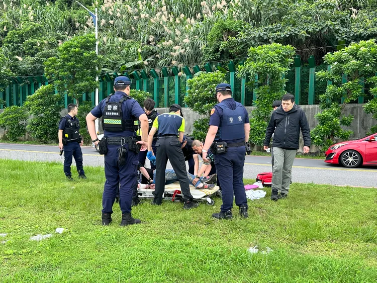 警方壓制逮捕這名38歲男子。讀者提供