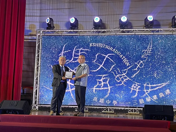 雄中畢業典禮頒發榮譽畢業證書給日籍校友宮城政三郎，由台灣老兵關懷協會理事長朱家煌醫師代領。雄中提供