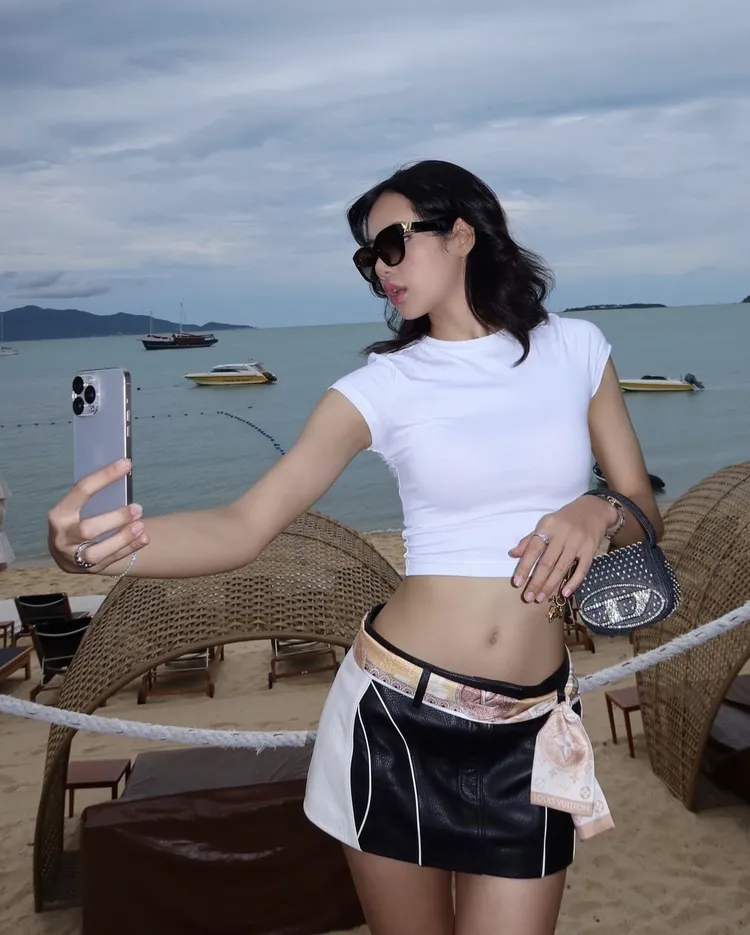 Lisa選穿自己代言的紐約潮牌KITH極短皮革短裙。翻攝Lisa IG