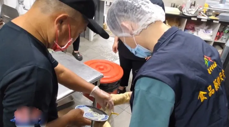 台中市食安處人員前往發生疑似食物中毒的沙鹿區燒烤店稽查。市府提供