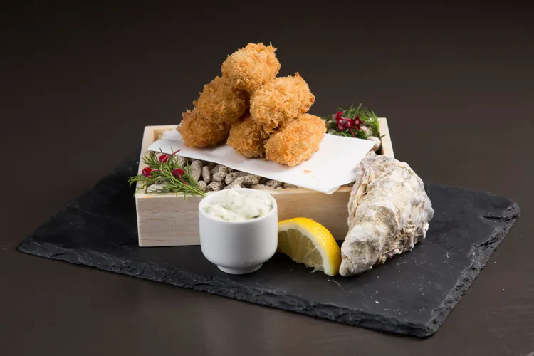 禮客內湖店週年慶推出單筆5,000送800、另有滿8,000送「漾客酥炸廣島生蠔」、10,000送「漾客花壽司」等美食餐券。