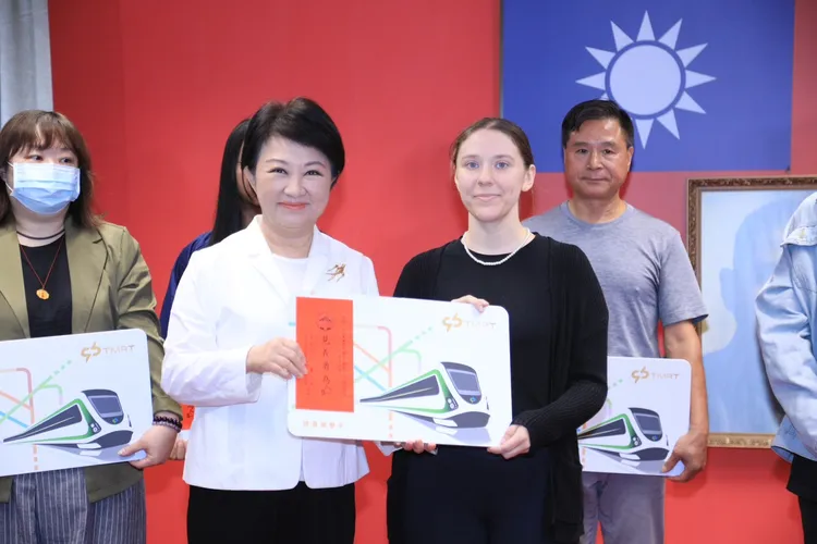 今日市政會議表揚城市英雄，「捏耳女」美籍英文老師凱莉獲8000元。市府提供