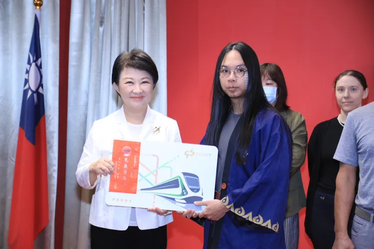 「長髮哥」許先生表示，當下沒想那麼多，都是出於本能反應。市府提供