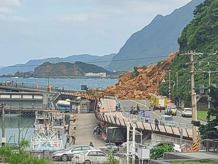 山崩現場大景。翻攝畫面