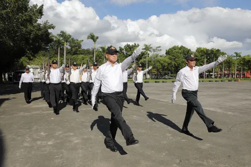 黃埔建軍百年校慶!獨臂校友熱情不減 加入校友正步連
