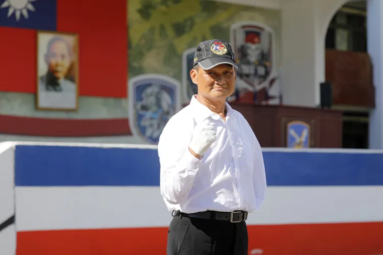 校友朱烜志，僅管身體有殘缺，但他內心對於黃埔精神的熱愛從未減退，並以行動支持百年校慶活動，加入校友正步連擔任演習排長。陸軍司令部提供