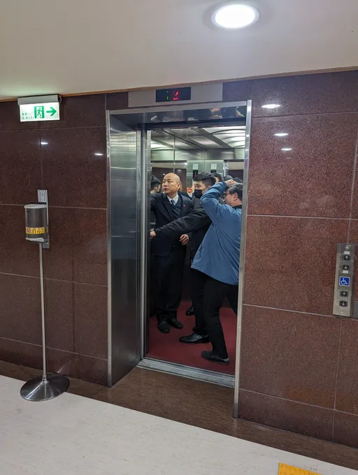 藍綠立委受困立法院電梯！　韓國瑜辦公室：將對廠商究責