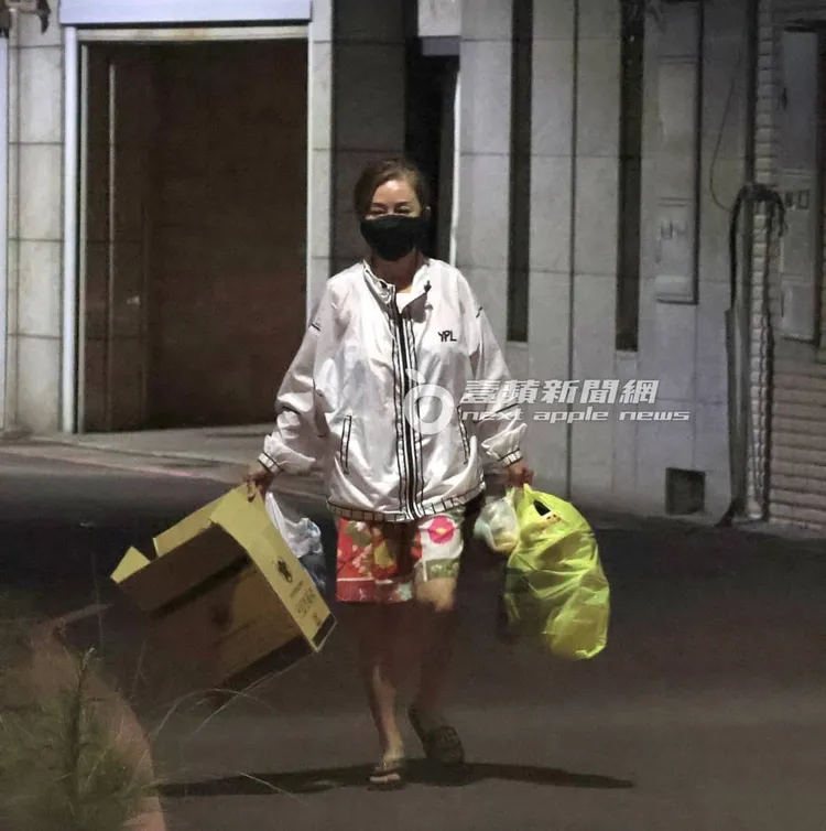 從狄鶯手上的垃圾量，推算已有幾天沒清理家中垃圾。特勤中心攝