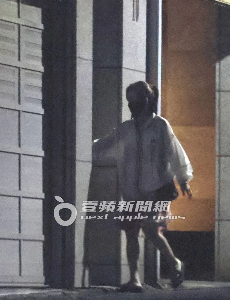 狄鶯倒完垃圾後返家。特勤中心攝