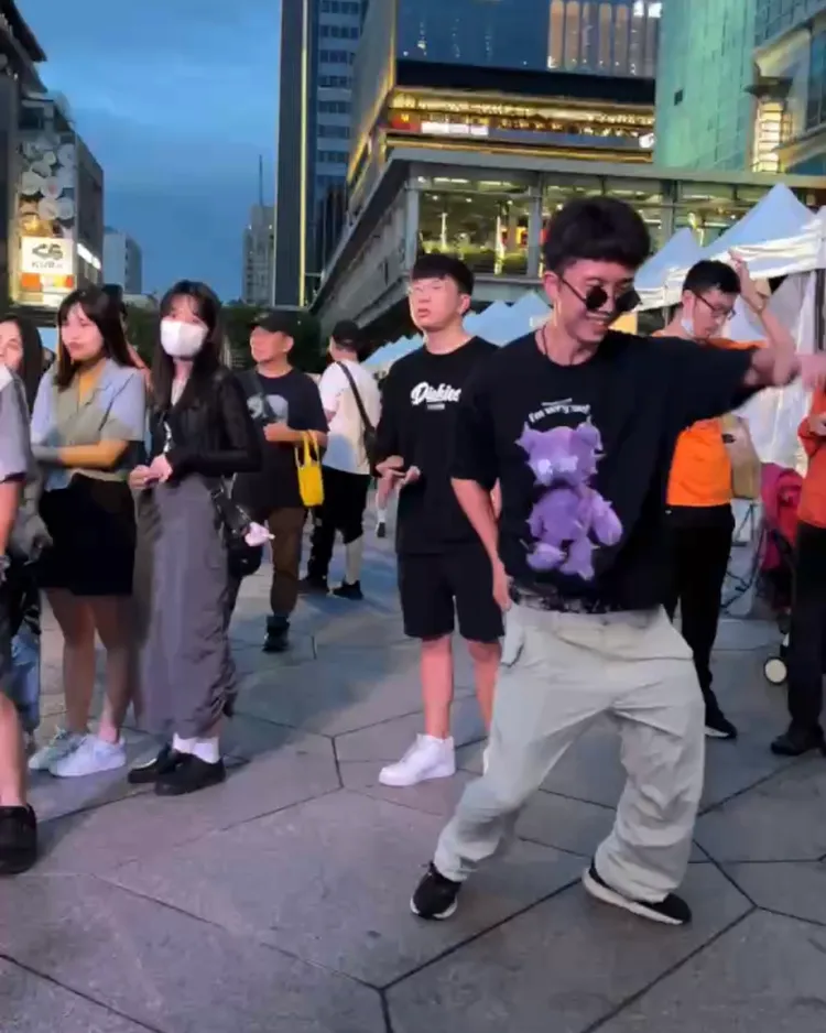 孫安佐（右）23日晚間再度現身台北101夜店跑趴，尬89社會搖舞哈菸瘋玩。特勤中心攝