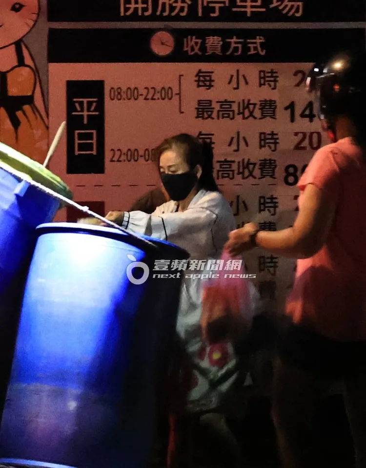 狄鶯不介意廚餘臭味，把廚餘丟入廚餘桶。特勤中心攝