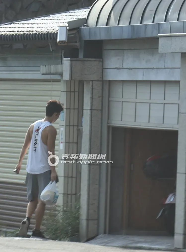 孫安佐鬧出風波，依舊開車出門趴趴走。特勤中心攝