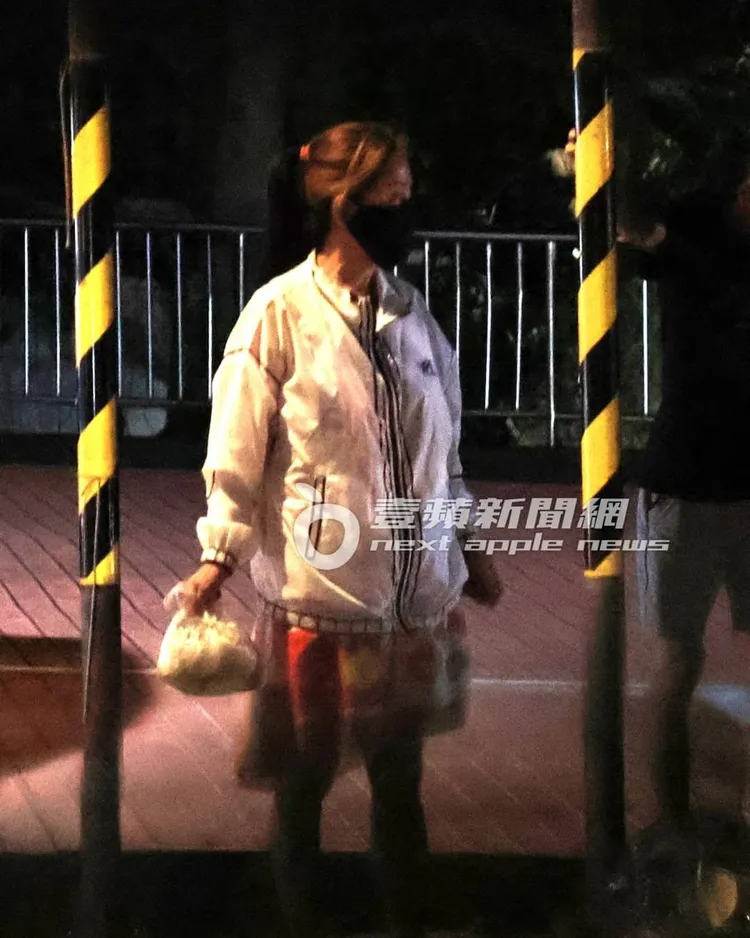 記者始終未見孫安佐出門幫忙媽媽倒垃圾，都讓狄鶯一個人在忙。特勤中心攝