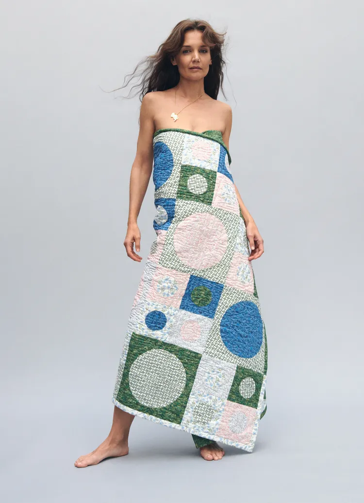 以粉嫩色圖紋拼接打造的毯子全球限量100件。品牌提供