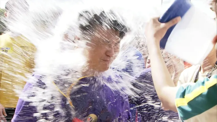 同學潑水快狠準，直衝胡瓜鼻孔。民視提供