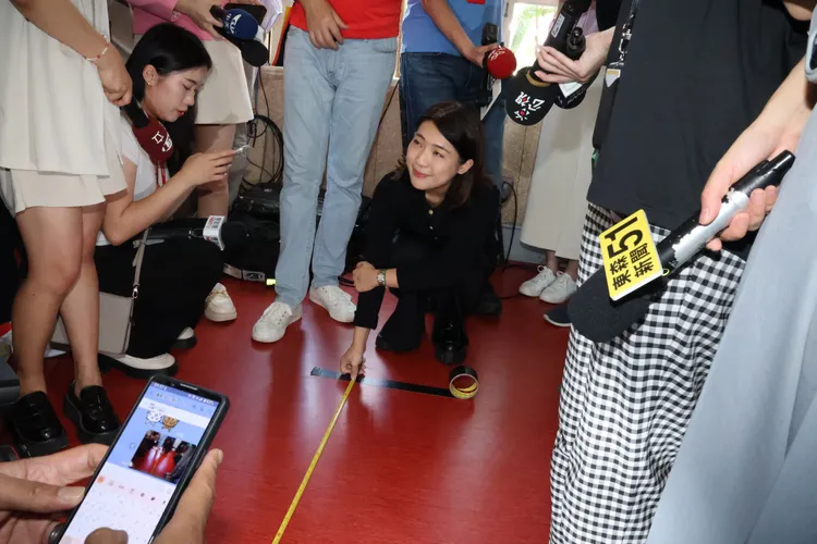 徐巧芯當場測量1公尺距離。莊宗達攝