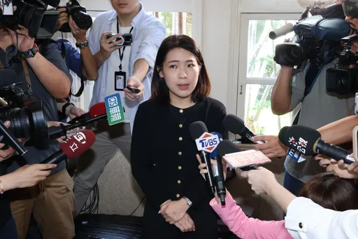 綠黨團開記者會 徐巧芯「路過」叫囂:正門都不敢走就是心虛