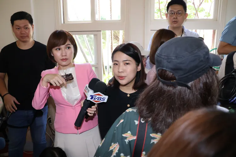 徐巧芯於民進黨團記者室門口受訪。莊宗達攝