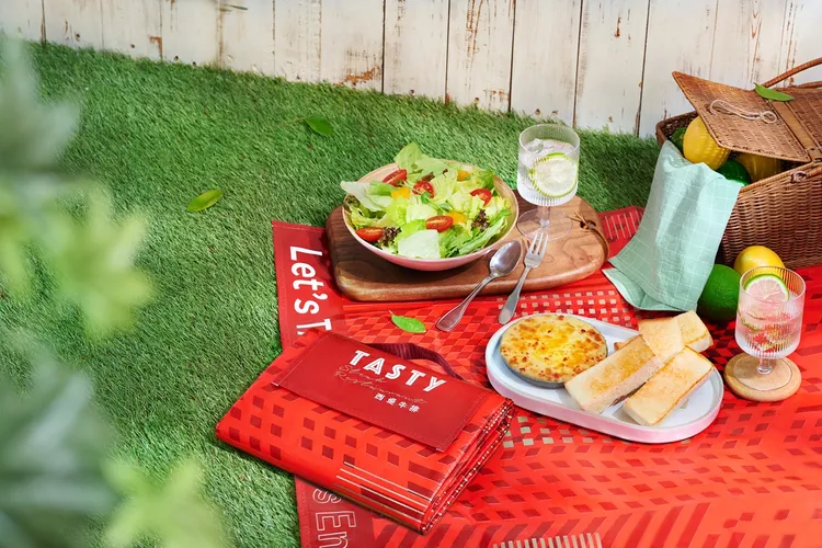 「西堤牛排」即日起到7月底，來店消費3客經典套餐，一起比YA手勢，就贈品牌野餐墊。業者提供