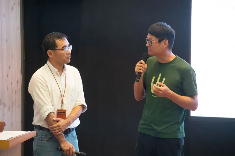 本書主編古庭維(右)及作者吳明翰(左)。林鐵處提供