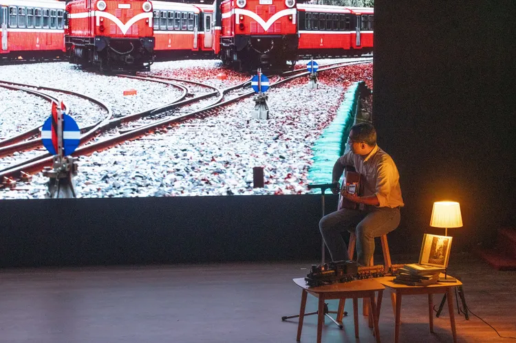 作者吳明翰以吉他彈奏為阿里山林鐵所譜寫的歌曲「December」。林鐵處提供