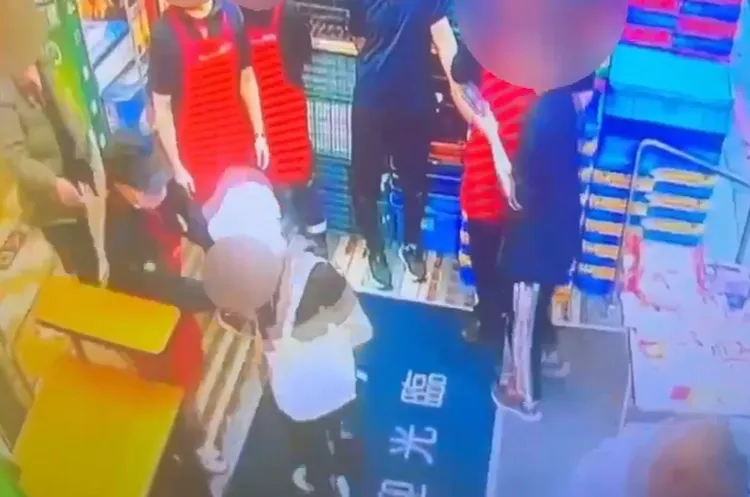 上月23日婦人遭店員攔下。警方提供