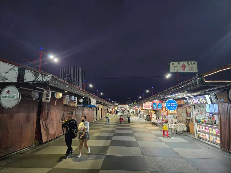東大門夜市冷冷清清尚未恢復人潮，主委坦言比疫情時還嚴峻。李光濱攝