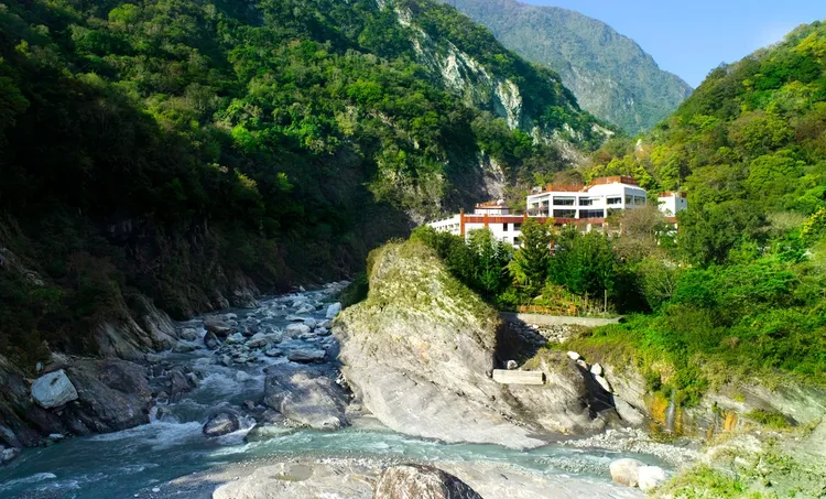 太魯閣晶英酒店地震後一度成為孤島。業者提供