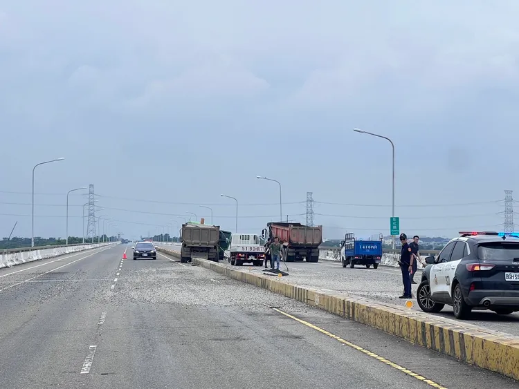 事故發生在雲林、彰化交界的溪州大橋上。民眾提供
