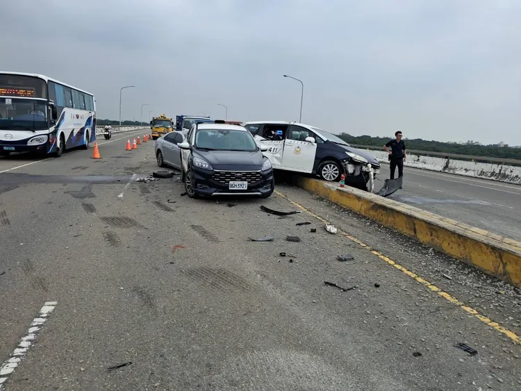 洪姓男子一次撞上2輛在道路上處理車禍的警車。民眾提供