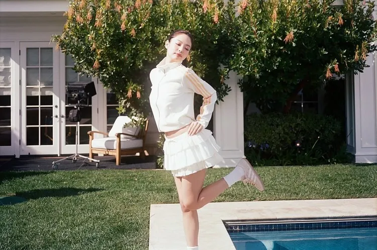 Jennie為CLOT和adidas Originals聯名鞋款拍攝形象照。翻攝Jennie的IG