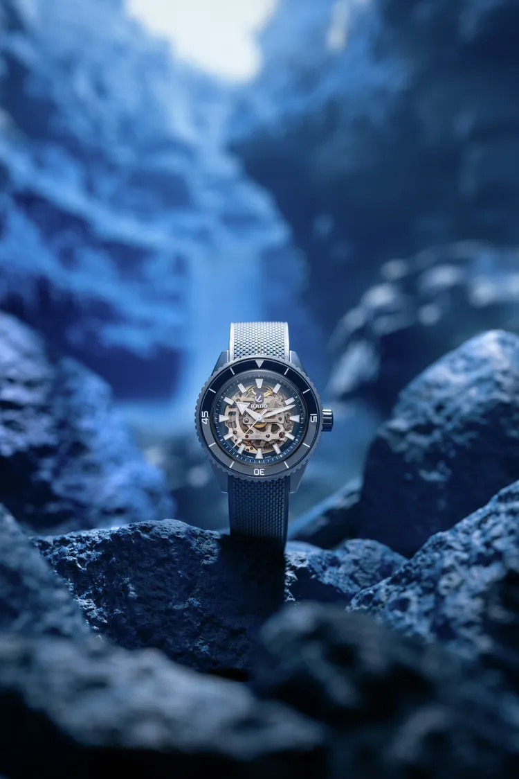 雷達Captain Cook庫克船長高科技陶瓷鏤空腕錶，43mm，霧面海軍藍色高科技陶瓷錶殼，霧面藍色錶盤，霧面海軍藍色橡膠錶帶，Rado R808自動機械機芯，動力儲存80小時，防水深度300米，14萬3600元。品牌提供