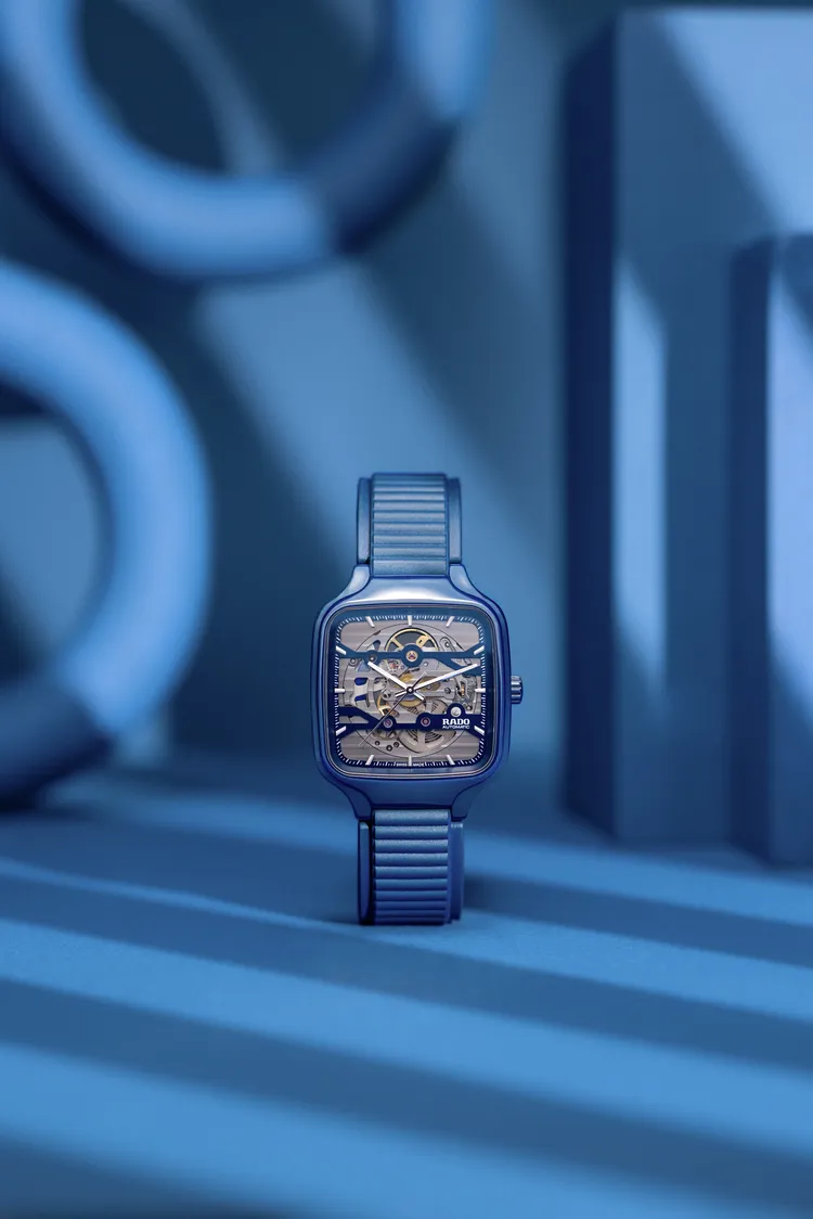 雷達True Square真我方形系列高科技陶瓷鏤空腕錶，拋光海軍藍色高科技陶瓷錶殼，雙層錶盤，海軍藍色橡膠錶帶，Rado R808自動機械機芯，動力儲存80小時，防水深度50米，8萬1000元。品牌提供