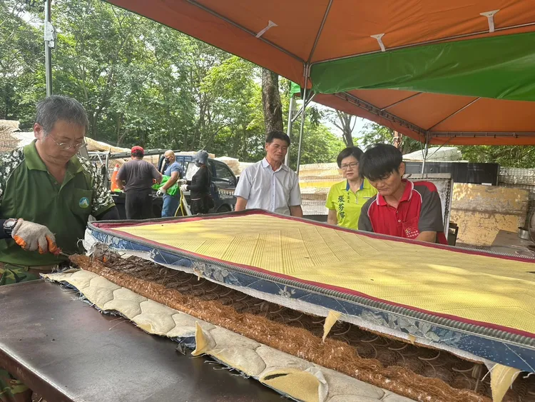 獨立筒數量愈多的床墊愈難拆，拆一床獨立筒可以拆3-4床一般彈簧床墊。張芬郁提供