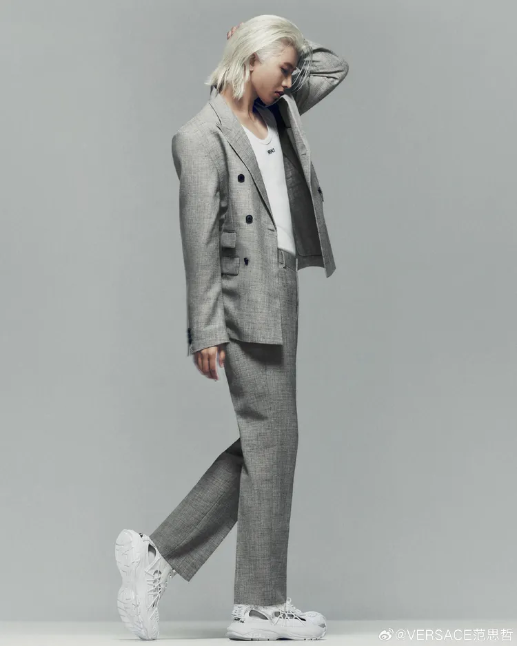 蔡徐坤以淺灰色西裝套裝配上白色Versace Mercury。翻攝VERSACE微博