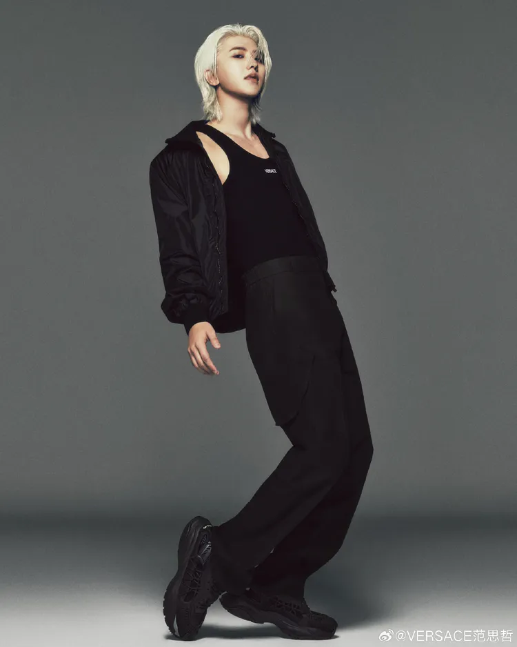 蔡徐坤以俐落全黑造型凸顯個性。翻攝VERSACE微博