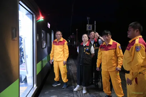 台鐵新自強撞落石9傷 徐榛蔚探視傷者疾呼:給花蓮一條安全的路