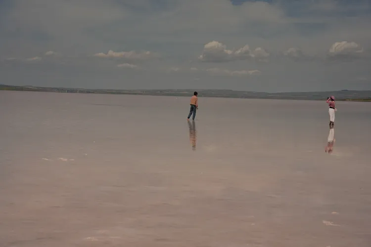 湖中藻類讓圖茲湖呈現淡淡粉色。S.H.攝