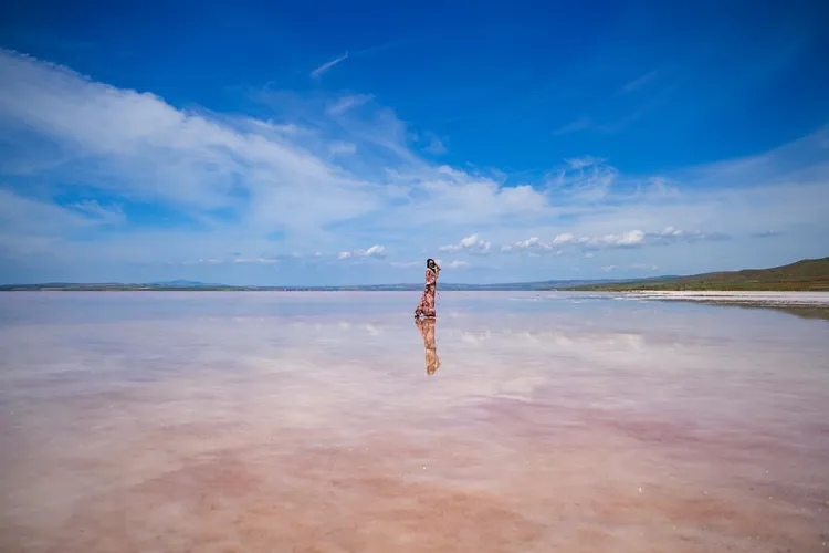 夏日豐水期的「圖茲湖」可拍出天空之鏡美照。老田鬧著玩提供
