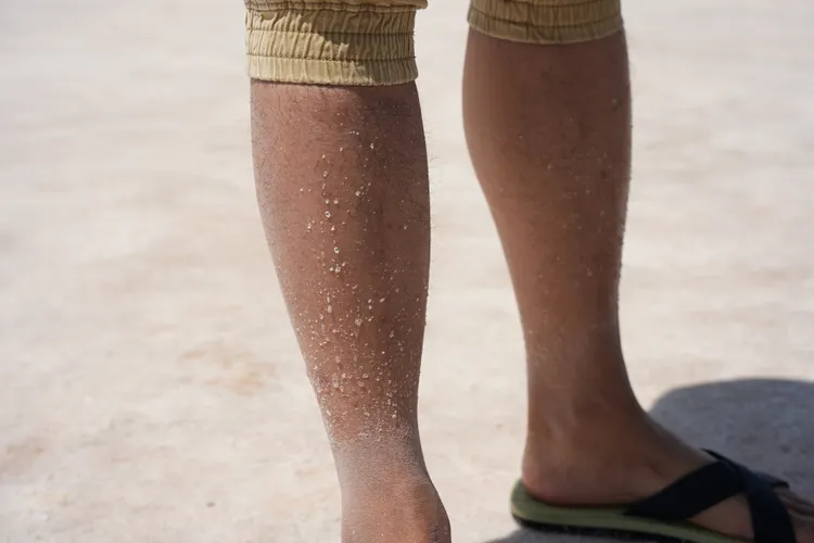 圖茲湖鹽份極高，步行其上腿部會有鹽結晶附著。S.H.攝