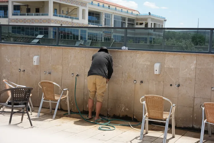 岸上提供男女分開的付費沖洗區，每人約10里拉（新台幣10元）。S.H.攝