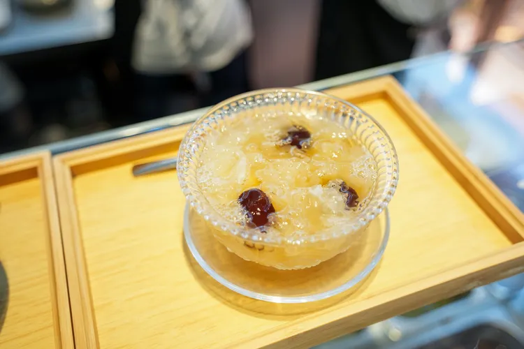 「棗到雪耳蓮子甜湯」120元，加燕窩版本的「棗到燕窩雪耳蓮子甜湯」240元。田欣雲攝