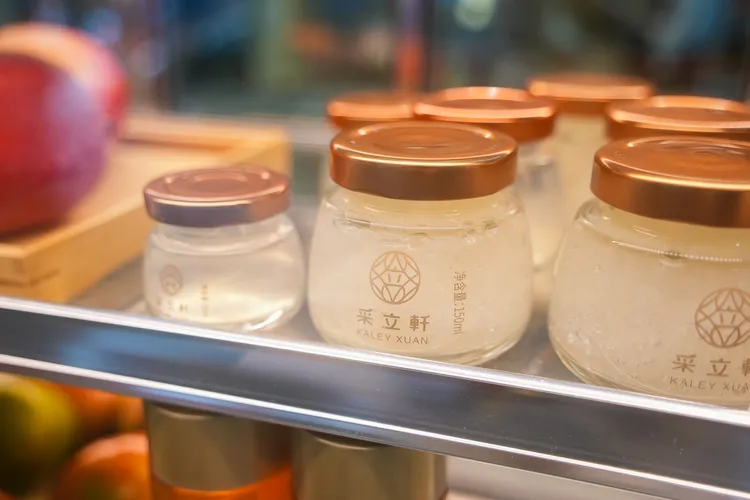 滋粒冰菓室另售罐裝鮮燉燕窩，150ml售價1800元。田欣雲攝